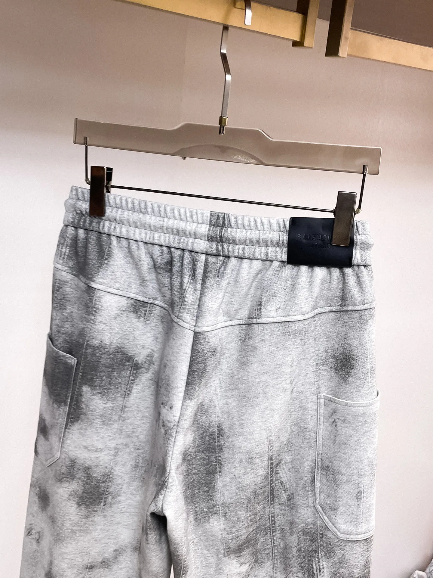Balenciaga 🆕2026 Autumn and Winter New Arrival Casual Pants! The official website will be released simultaneously. Brand Classic LOGO casual pants, customized fabrics, excellent comfort and strong touch. Highly recognisable, perfect appearance and craftsmanship. Size:M-3XL